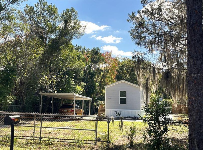 Exterior details and patio area of a home in , Dunnellon (Image 19).