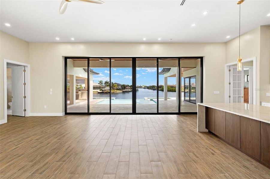 Spacious, unfurnished interior of a new home in , Cape Coral (Image 39).