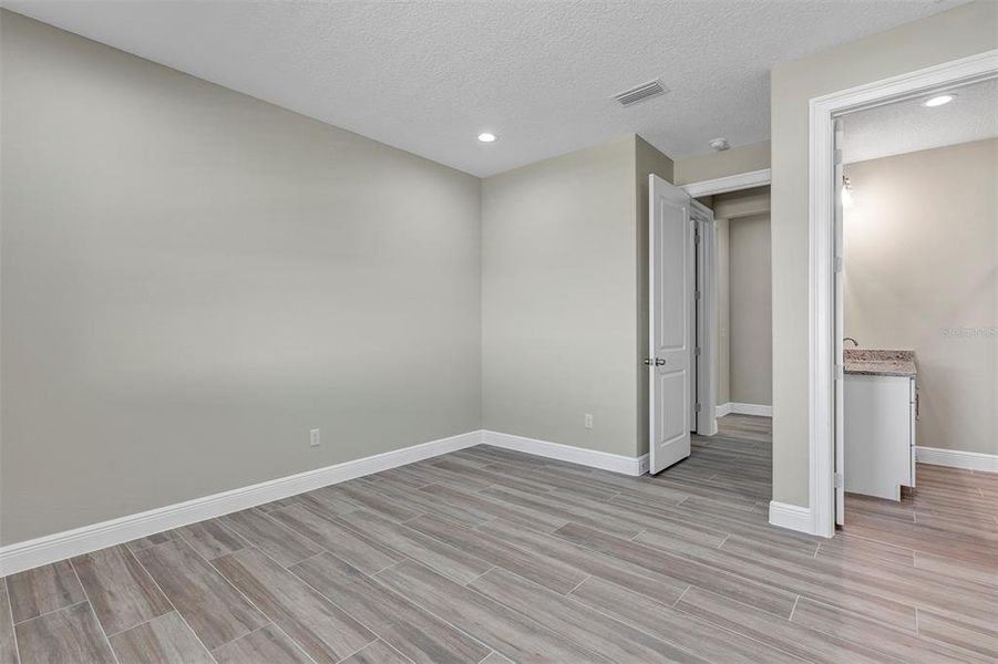 Spacious, unfurnished interior of a new home in , Summerfield (Image 27).
