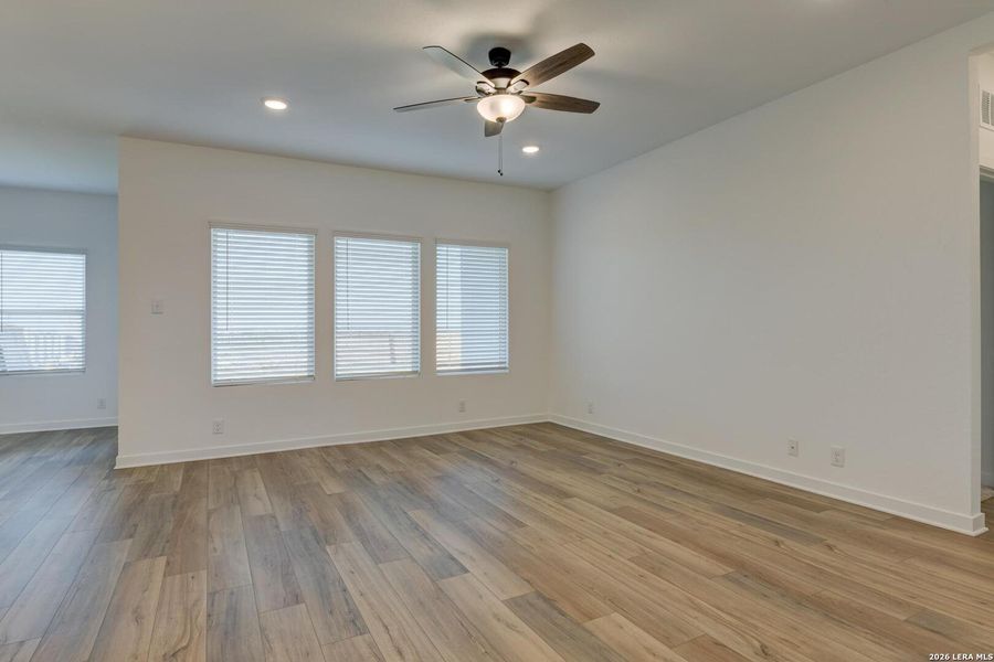 Spacious, unfurnished interior of a new home in Hennersby Hollow, San Antonio (Image 15).