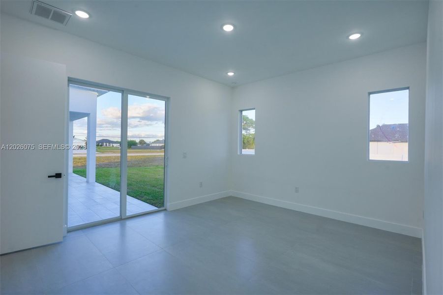 Spacious, unfurnished interior of a new home in , Cape Coral (Image 14).