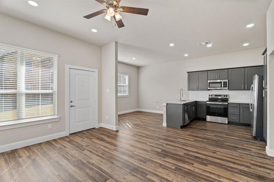 Spacious, unfurnished interior of a new home in , Weatherford (Image 31).