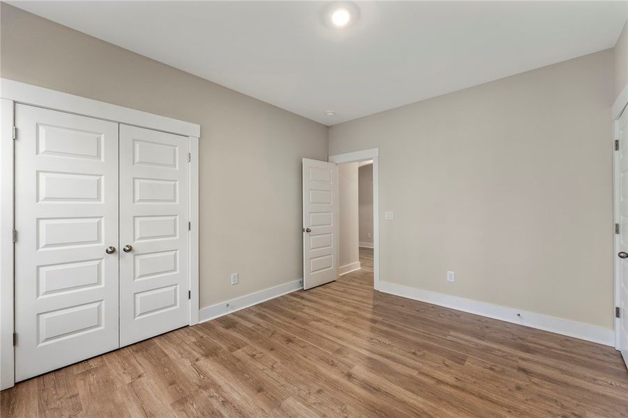 Spacious, unfurnished interior of a new home in Cross Creek Plantation, Seneca (Image 18).