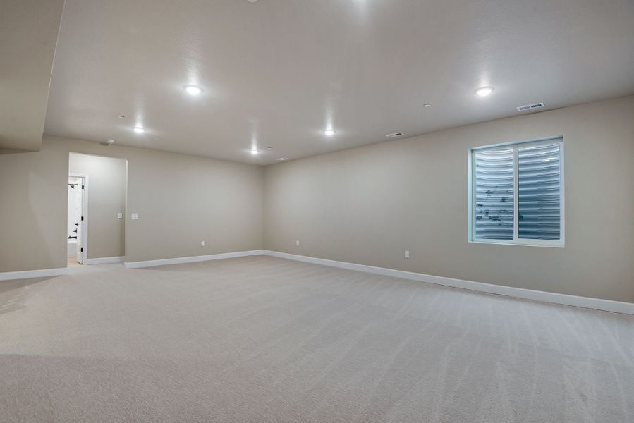 Spacious, unfurnished interior of a new home in Reunion, Commerce City (Image 32).