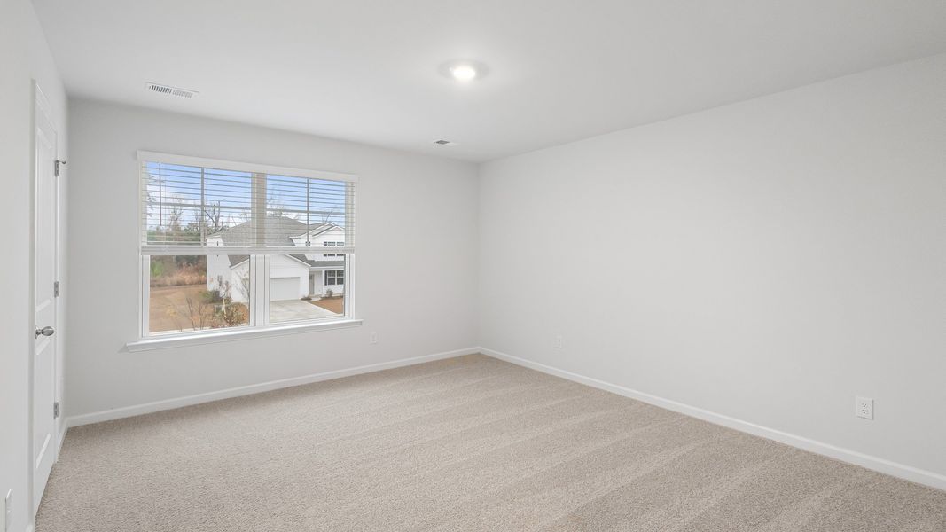 Spacious, unfurnished interior of a new home in Carolina Groves, Moncks Corner (Image 17).