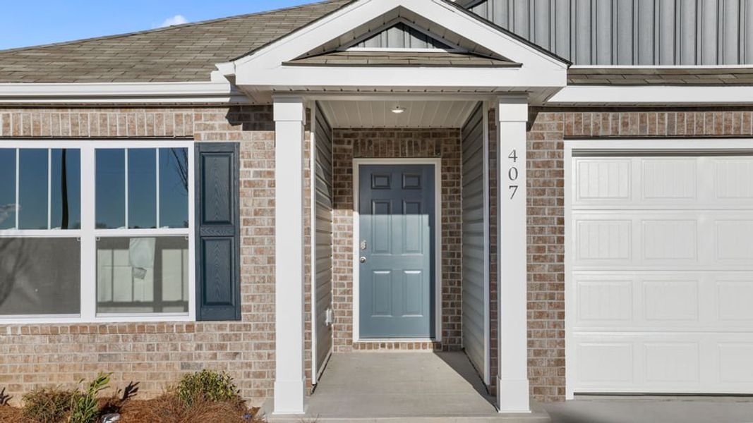 Exterior details and patio area of a home in Cascade Point, Seneca (Image 3).
