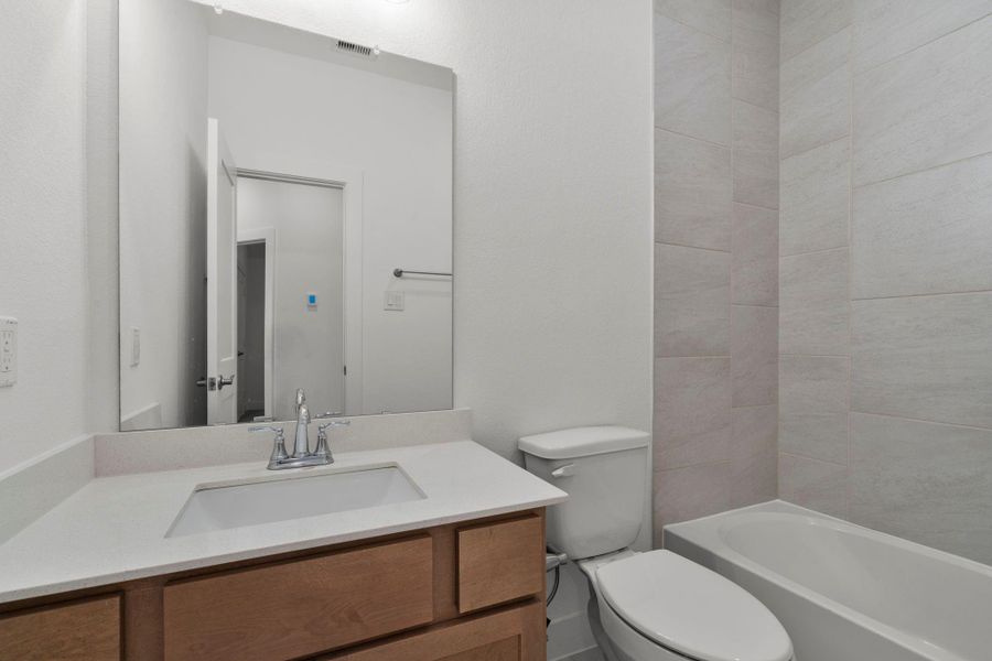 Furnished interior view inside a new home in Meridiana, Iowa Colony (Image 10).