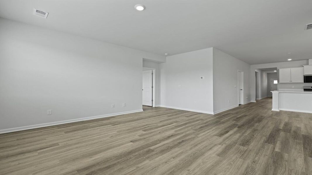 Spacious, unfurnished interior of a new home in Carolina Groves, Moncks Corner (Image 32).