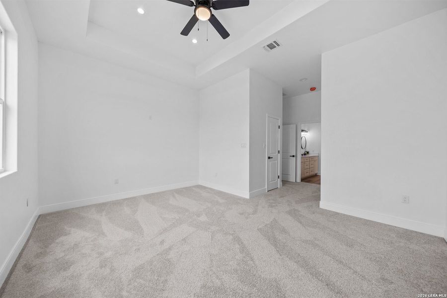 Spacious, unfurnished interior of a new home in , Atascosa (Image 38).
