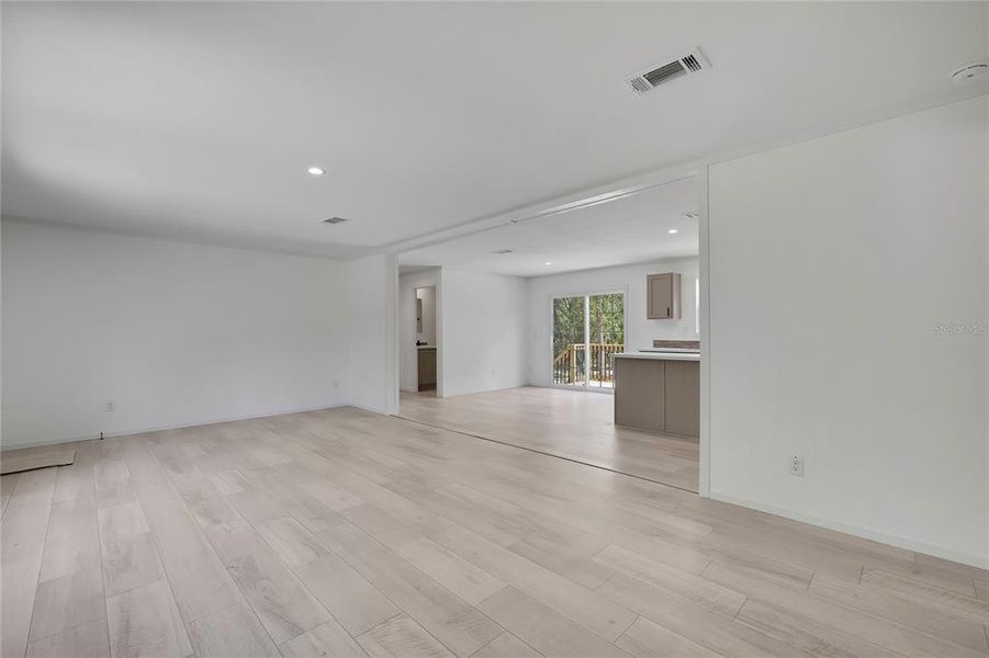 Spacious, unfurnished interior of a new home in , Homosassa (Image 16).