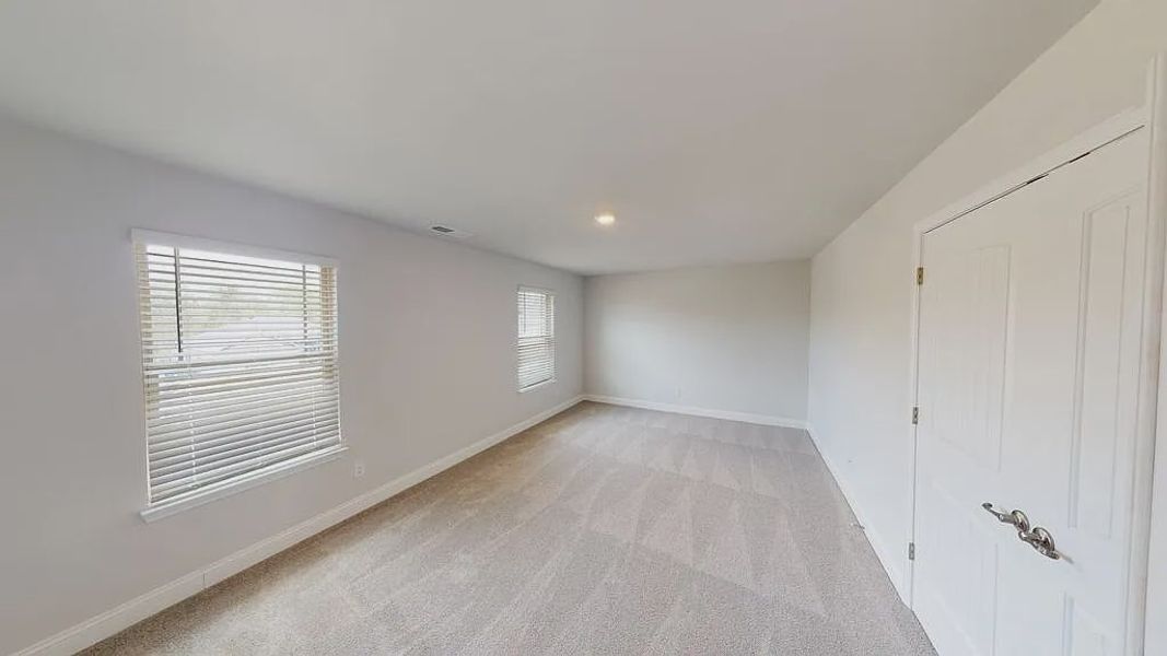 Spacious, unfurnished interior of a new home in Mirror Lake at South Harbour, Villa Rica (Image 10).