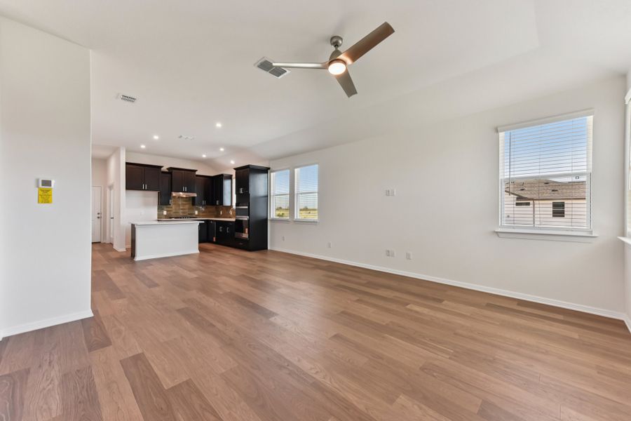 Spacious, unfurnished interior of a new home in Porter Country, Buda (Image 16).