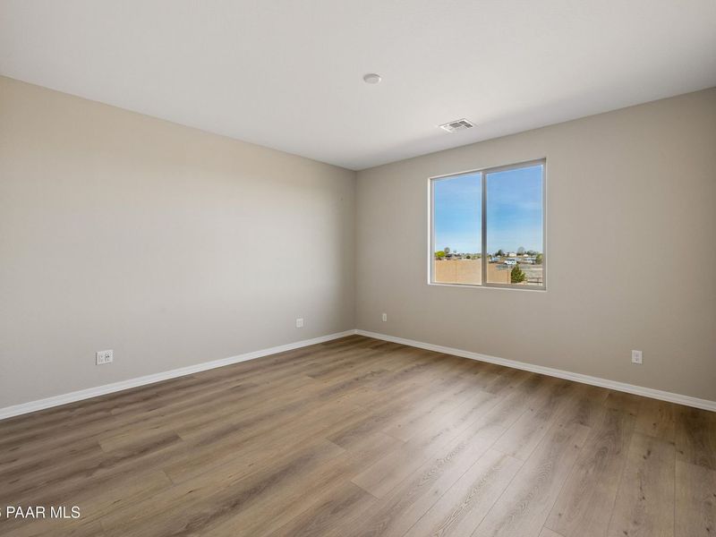 Spacious, unfurnished interior of a new home in North Ridge at Pronghorn Ranch, Prescott Valley (Image 34).