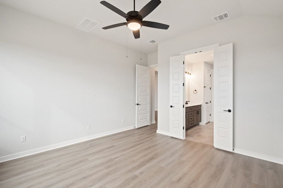 Spacious, unfurnished interior of a new home in Lagos Reserve, Manor (Image 37).