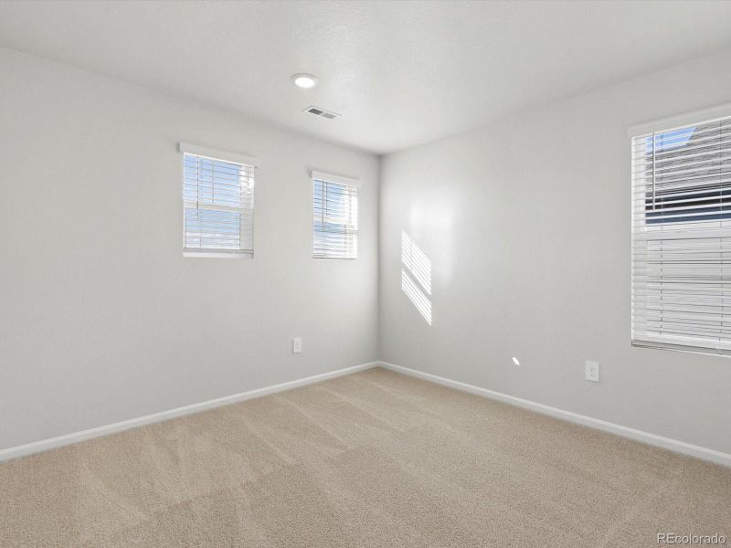 Spacious, unfurnished interior of a new home in Lake Bluff, Greeley (Image 20).