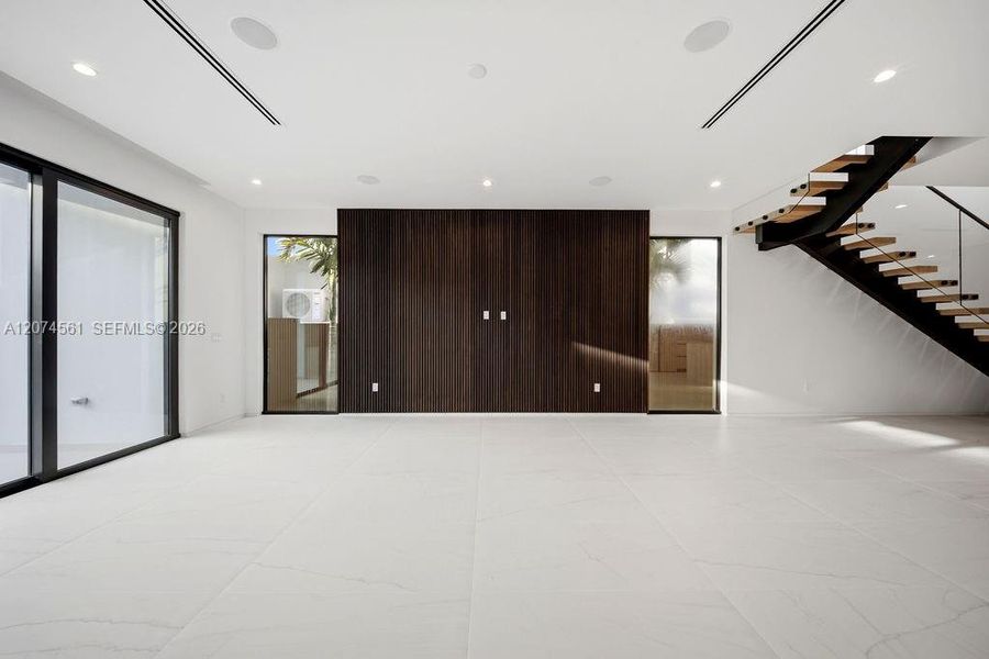 Spacious, unfurnished interior of a new home in , Fort Lauderdale (Image 66).