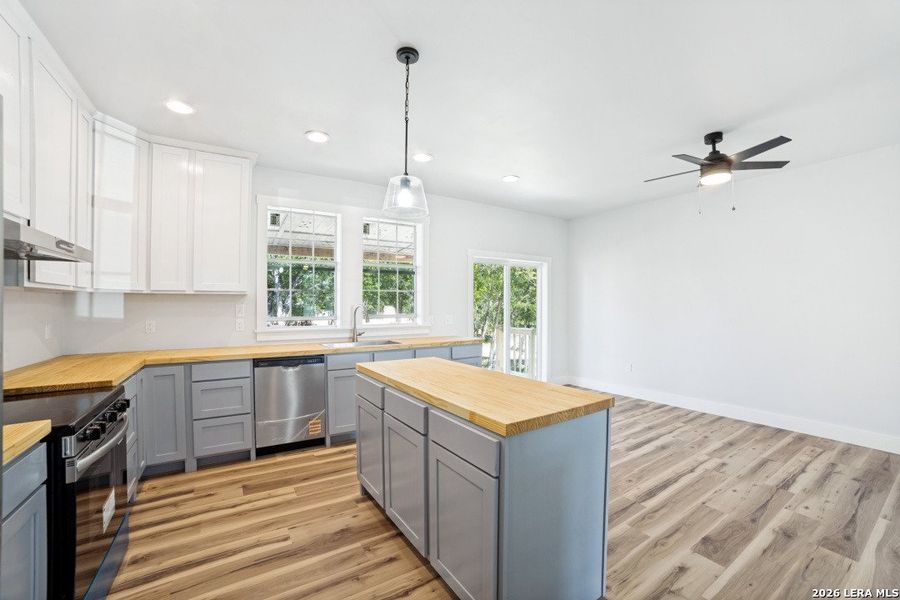 Furnished interior view inside a new home in , Bandera (Image 7).