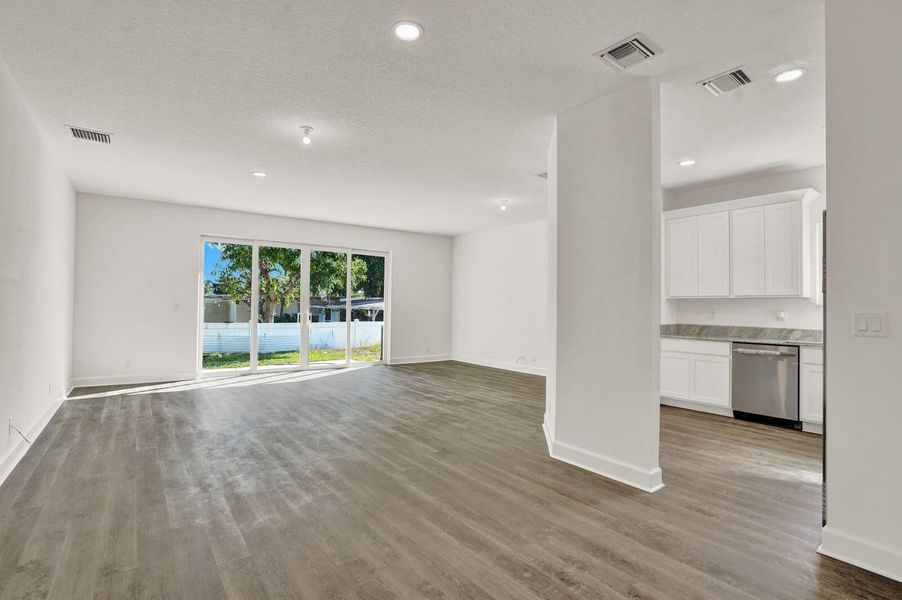 Spacious, unfurnished interior of a new home in , Lantana (Image 29).