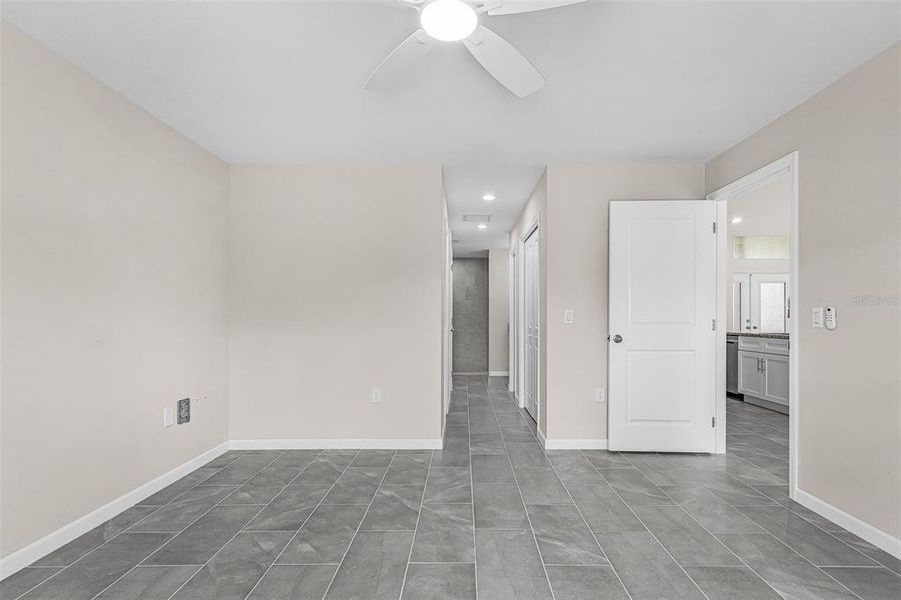 Spacious, unfurnished interior of a new home in , Cape Coral (Image 21).