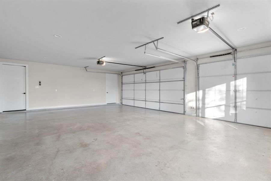 Spacious, unfurnished interior of a new home in , Weatherford (Image 19).