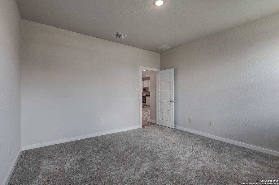 Spacious, unfurnished interior of a new home in Cinco Lakes, San Antonio (Image 16).