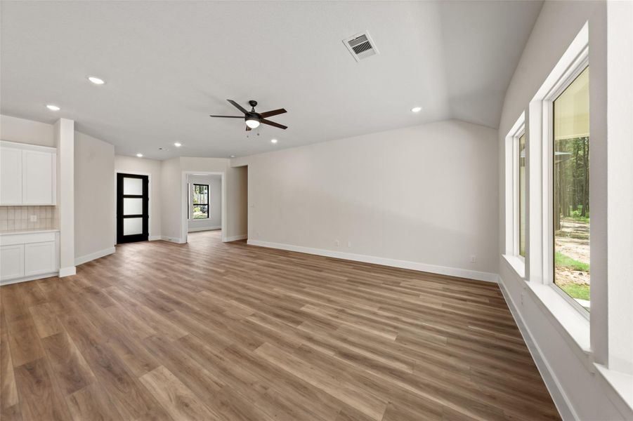 Spacious, unfurnished interior of a new home in Deer Pines, Conroe (Image 18).