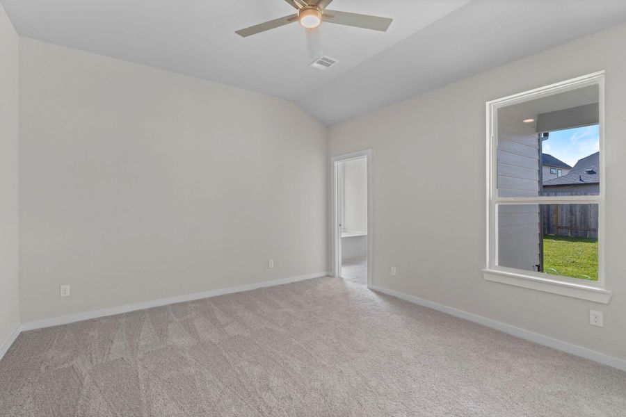 Spacious, unfurnished interior of a new home in Barton Creek Ranch, Conroe (Image 26).