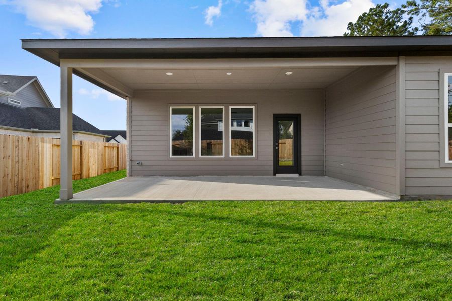 Exterior details and patio area of a home in Silverthorne, Conroe (Image 4).