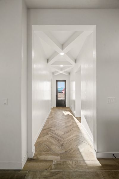 Spacious, unfurnished interior of a new home in Tierra Del Este 91, El Paso (Image 18). Spacious, unfurnished interior of a new home in Tierra Del Este 91, El Paso (Image 18).