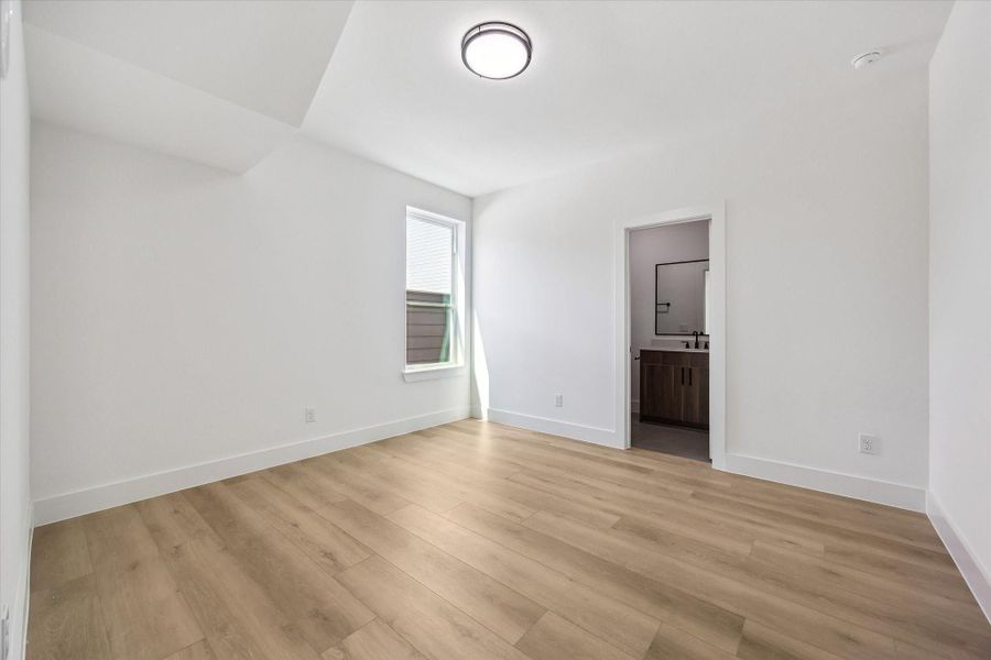 Spacious, unfurnished interior of a new home in Thornton Oaks, Houston (Image 18).