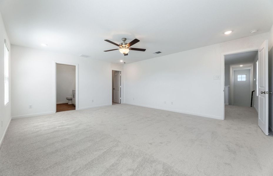 Spacious, unfurnished interior of a new home in Sonterra, Jarrell (Image 10).