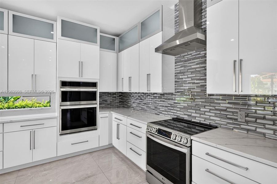 Chef's kitchen w/ counter seating, quartz waterfalls, 2 ovens, pot filler, tons of storage, KraftMaid cabinets
