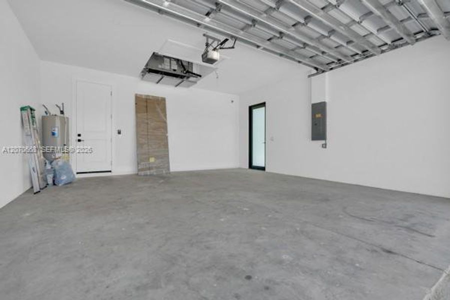 Spacious, unfurnished interior of a new home in , Cape Coral (Image 22).