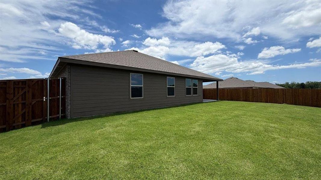 Exterior details and patio area of a home in Northspur, Terrell (Image 15).