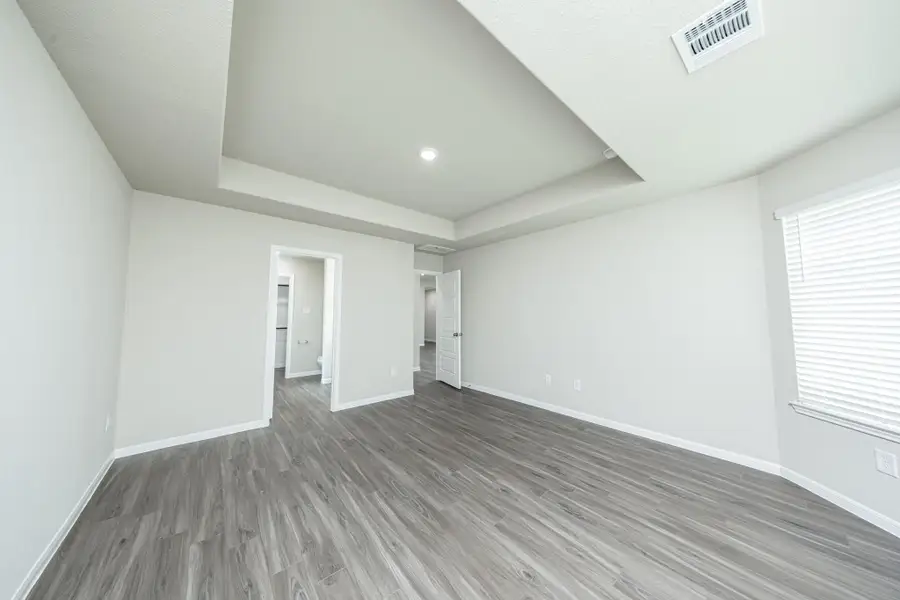 Spacious, unfurnished interior of a new home in Mackenzie Creek, Conroe (Image 10).