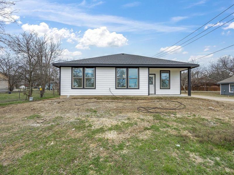 Exterior details and patio area of a home in , Italy (Image 15).