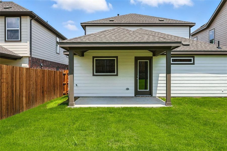 Exterior details and patio area of a home in Simpson Crossing, McKinney (Image 24).