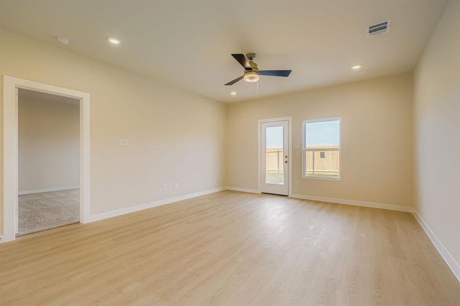 Spacious, unfurnished interior of a new home in Sperling Farms, Ferris (Image 15).