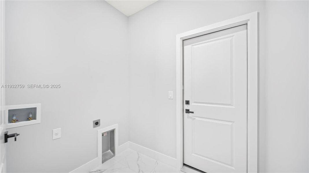 Spacious, unfurnished interior of a new home in , Lehigh Acres (Image 13).