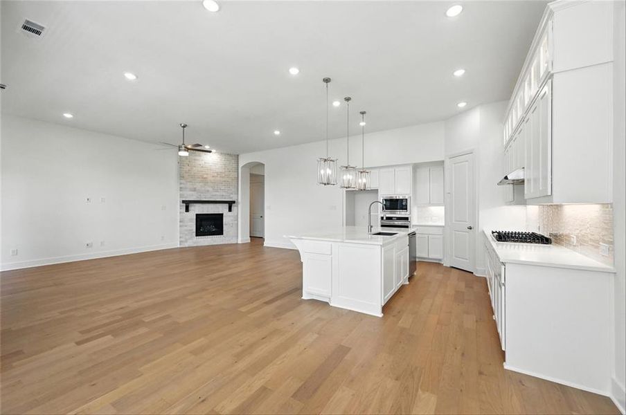 Spacious, unfurnished interior of a new home in Dove Hollow, Waxahachie (Image 16).