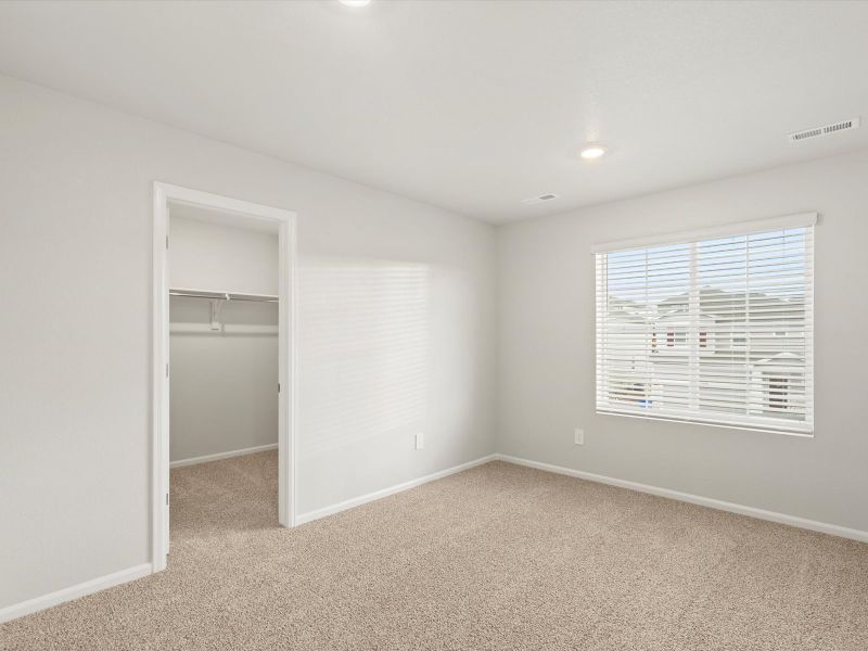 Spacious, unfurnished interior of a new home in Lake Bluff, Greeley (Image 11).