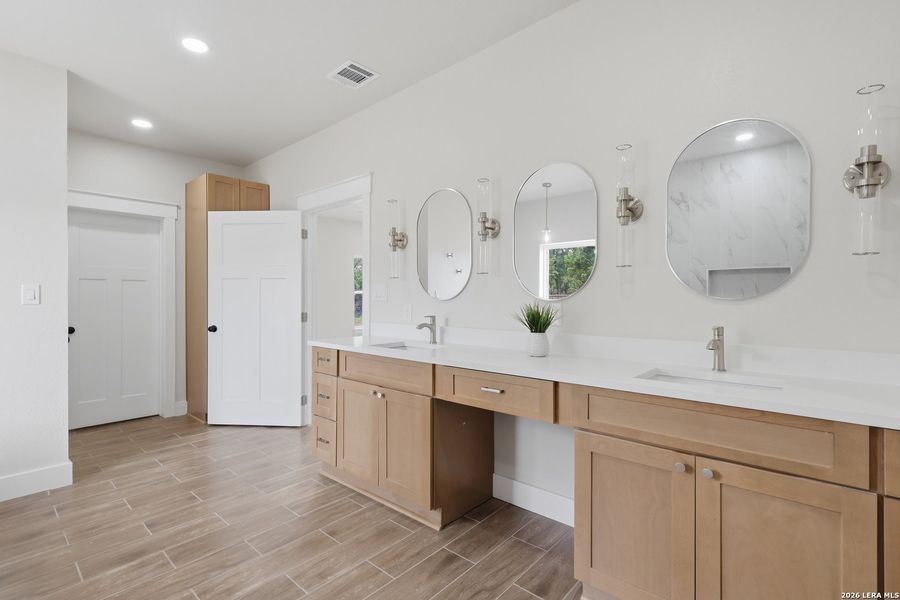 Furnished interior view inside a new home in , Bandera (Image 15).