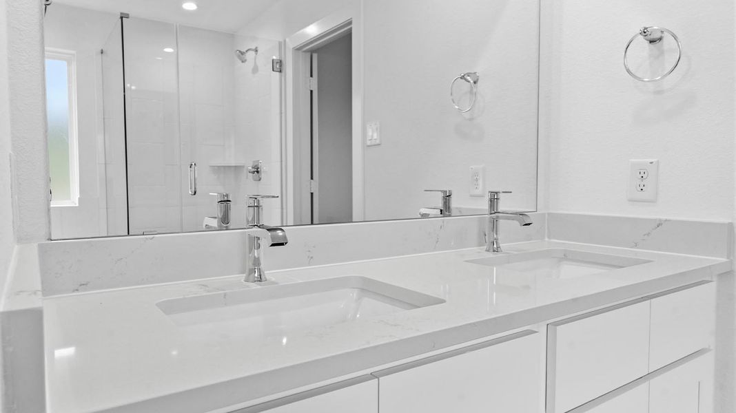 Representative interior finishes for a home built from the Justin by D.R. Horton in Grand Cay Harbour, Texas City (Image 7).