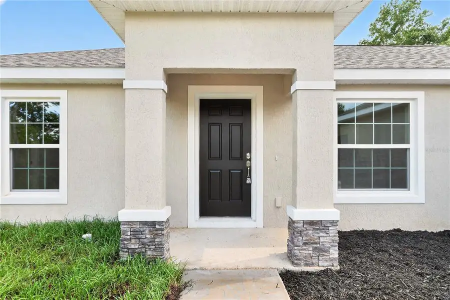Exterior details and patio area of a home in , Dunnellon (Image 31).