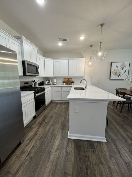 Representative furnished interior of a home built from the Henderson Plan by Veranda Homes in Beechwood Pond, Woodruff (Image 7).