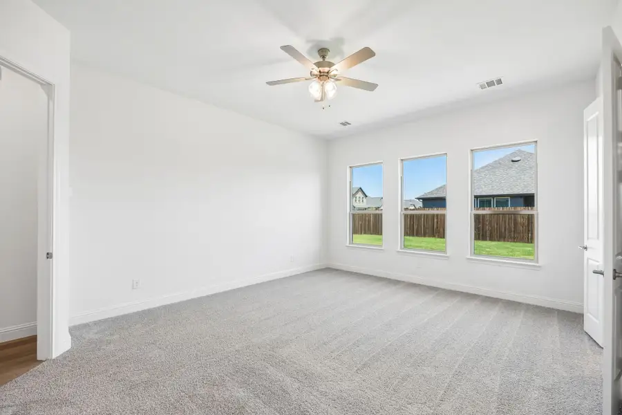 Spacious, unfurnished interior of a new home in Sheppard's Place, Waxahachie (Image 24).