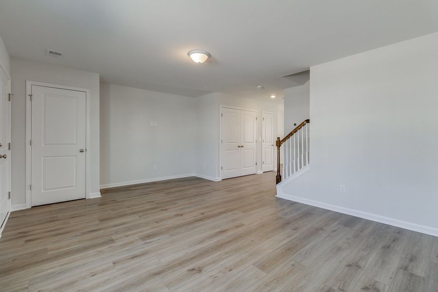 Spacious, unfurnished interior of a new home in Astoria, Columbia (Image 12).