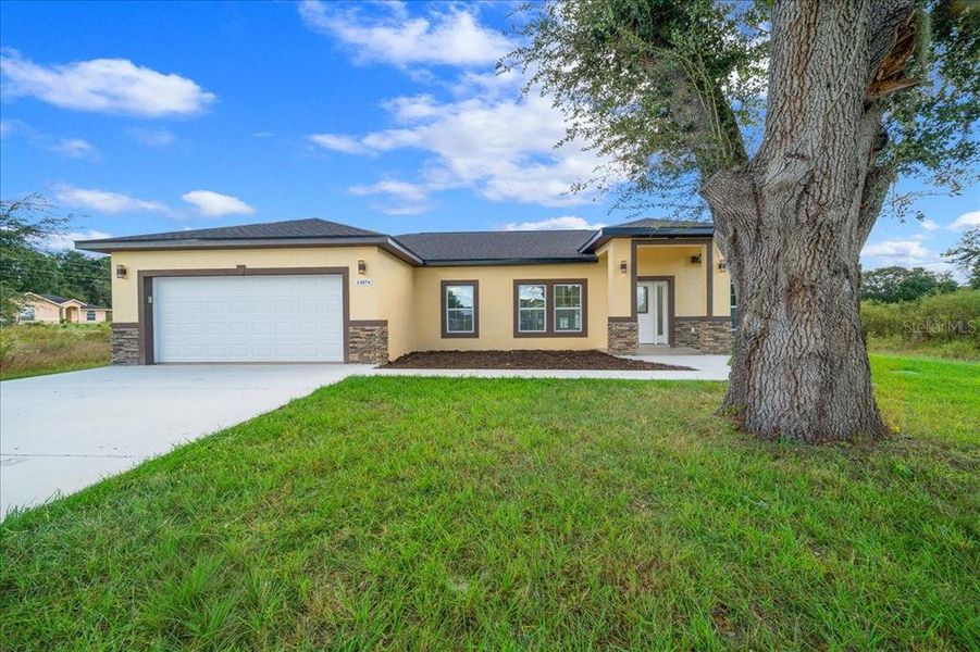 Exterior details and patio area of a home in , Dunnellon (Image 4). Exterior details and patio area of a home in , Dunnellon (Image 4).