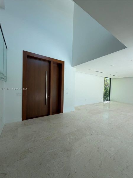 Spacious, unfurnished interior of a new home in , Key Biscayne (Image 5).