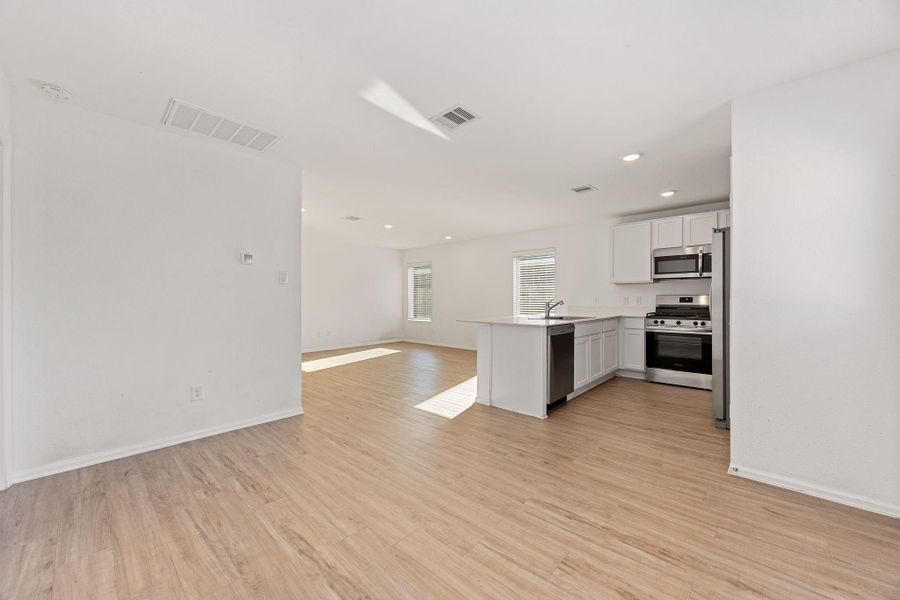 Spacious, unfurnished interior of a new home in Tavola, New Caney (Image 28).